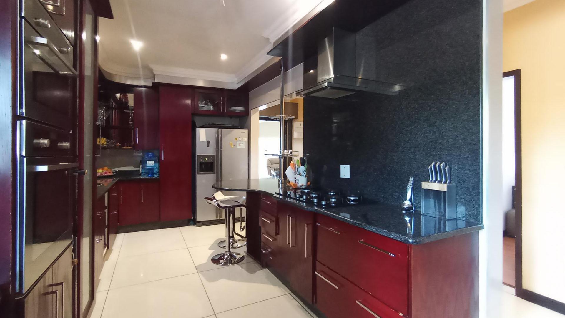 Kitchen - 16 square meters of property in Waterkloof