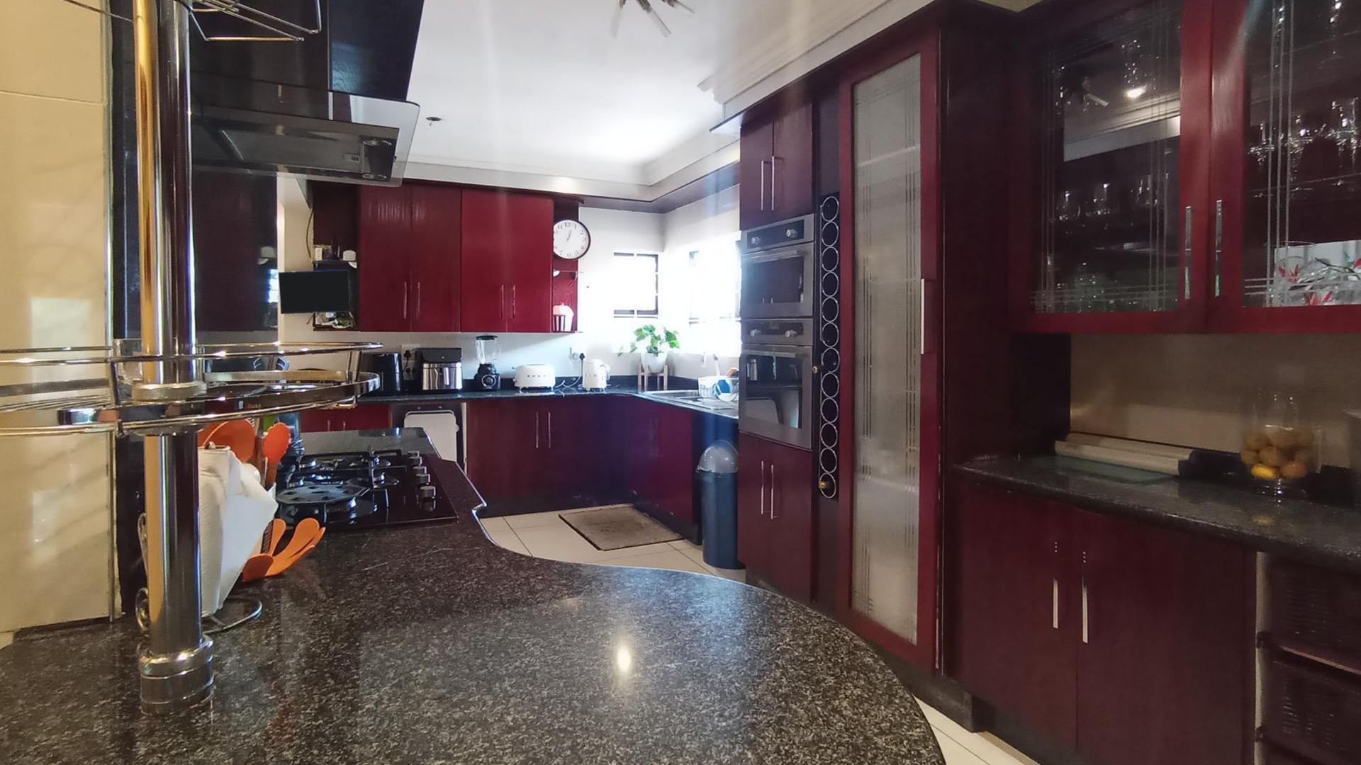 Kitchen - 16 square meters of property in Waterkloof