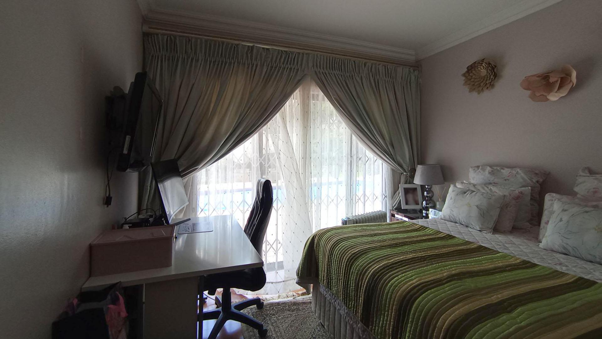 Bed Room 2 - 15 square meters of property in Waterkloof