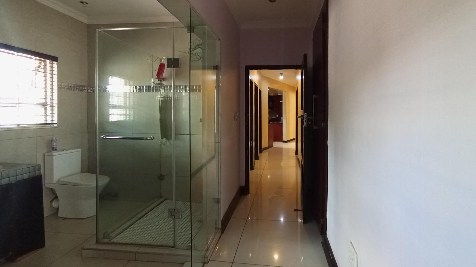 Bathroom 2 - 6 square meters of property in Waterkloof