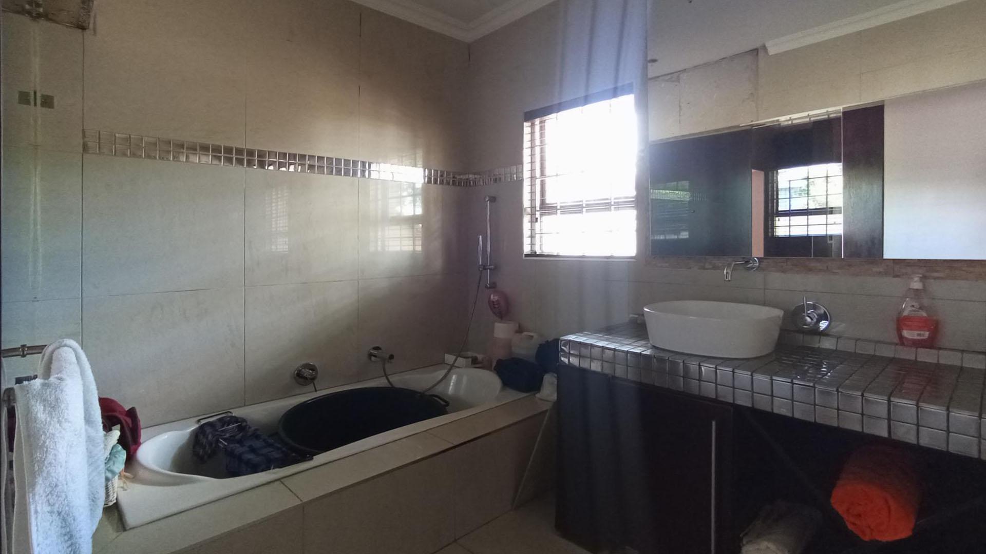 Bathroom 3+ - 8 square meters of property in Waterkloof
