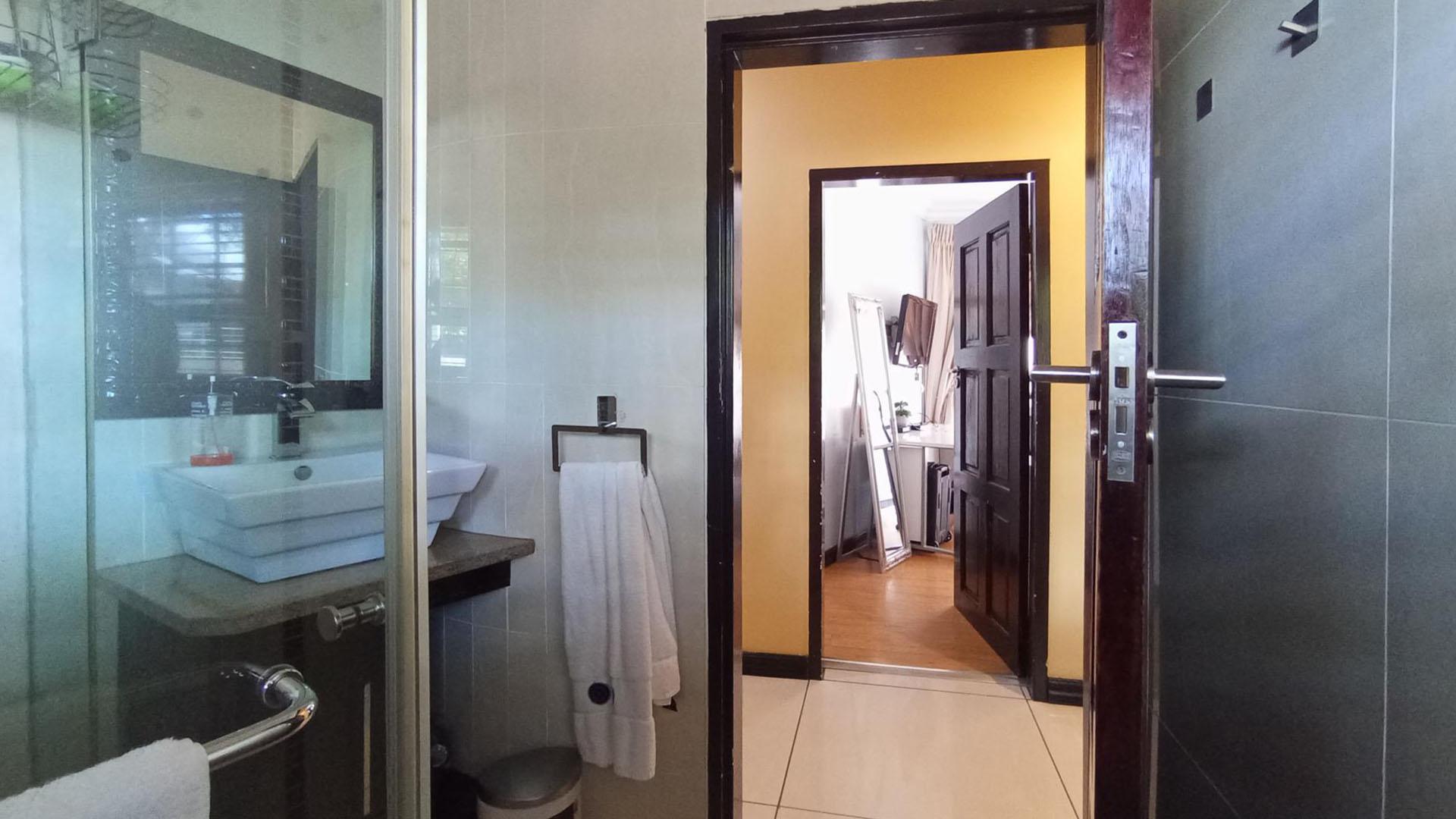 Bathroom 3+ - 8 square meters of property in Waterkloof