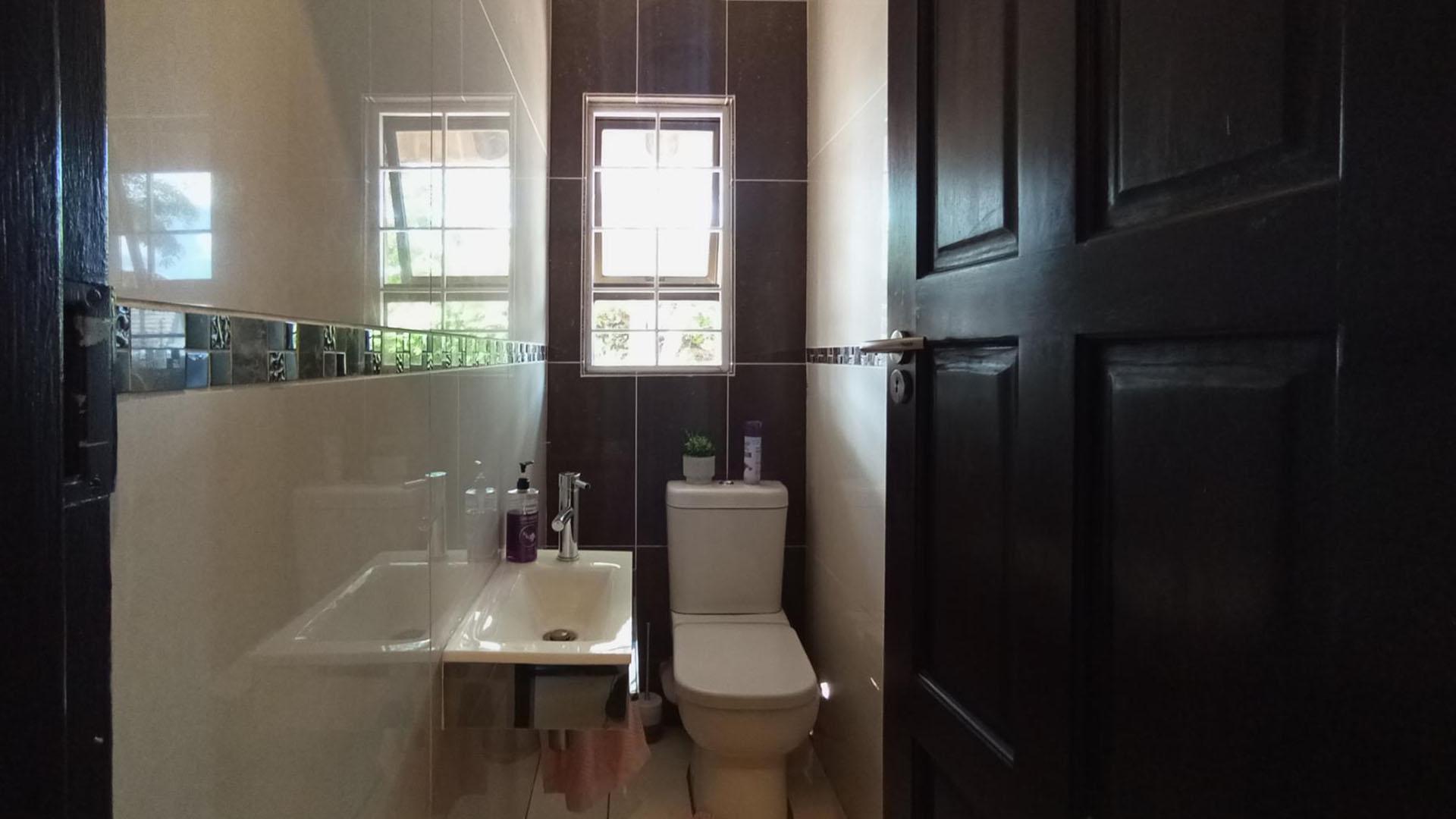 Bathroom 3+ - 8 square meters of property in Waterkloof