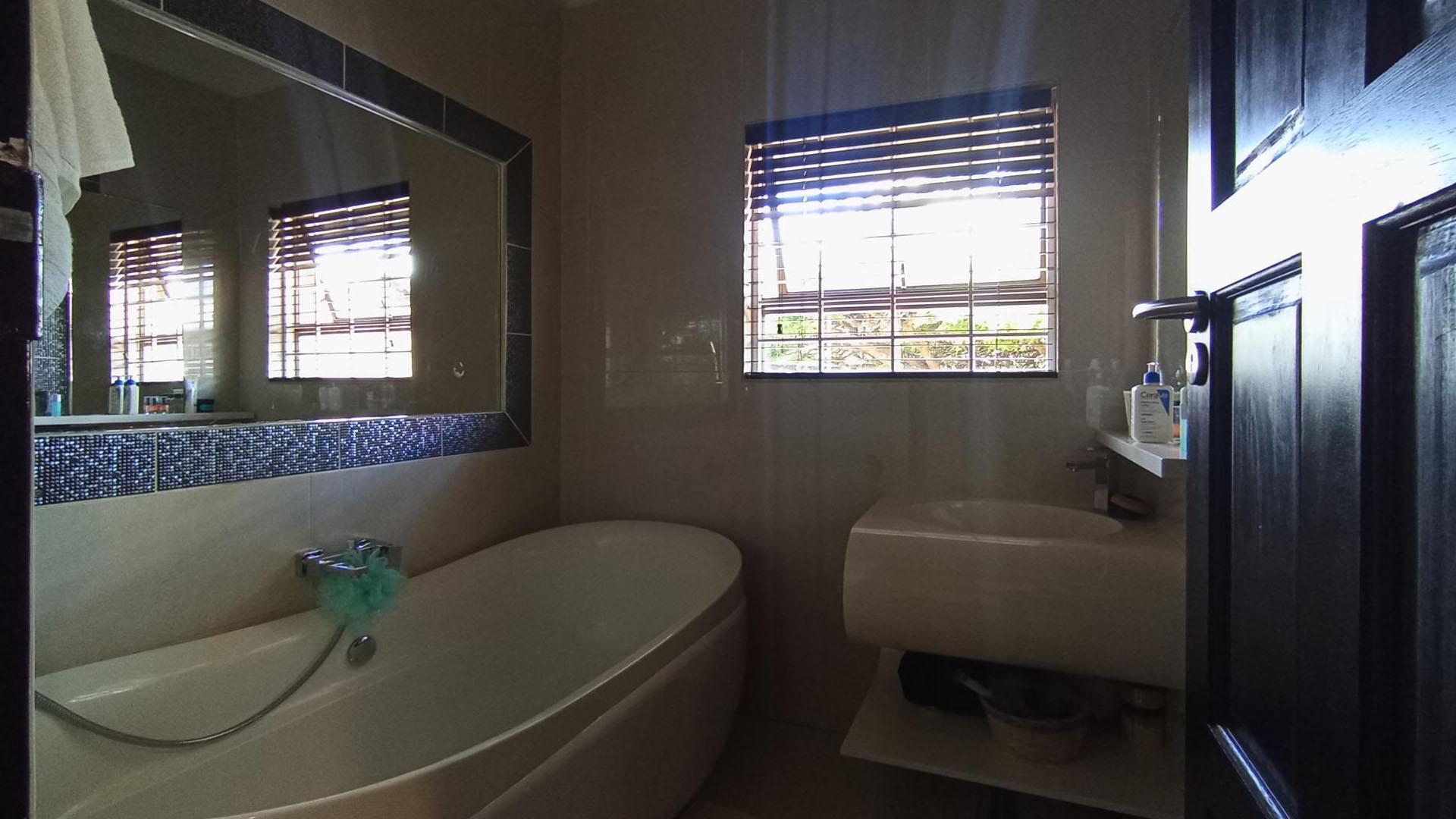 Bathroom 3+ - 8 square meters of property in Waterkloof