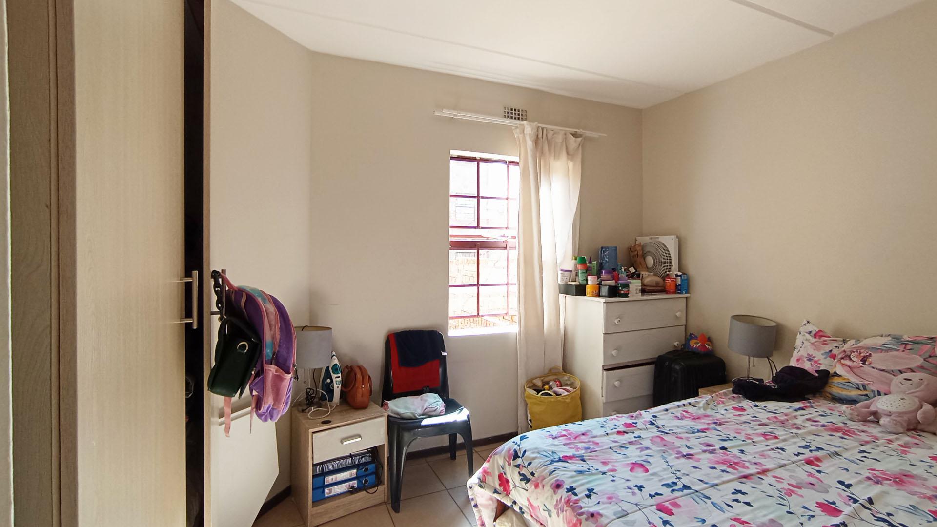 Bed Room 1 - 11 square meters of property in Erand Gardens