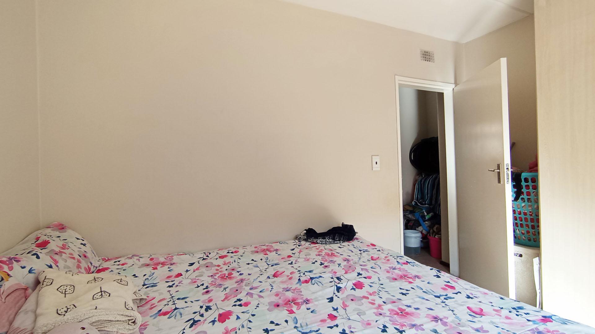 Bed Room 1 - 11 square meters of property in Erand Gardens