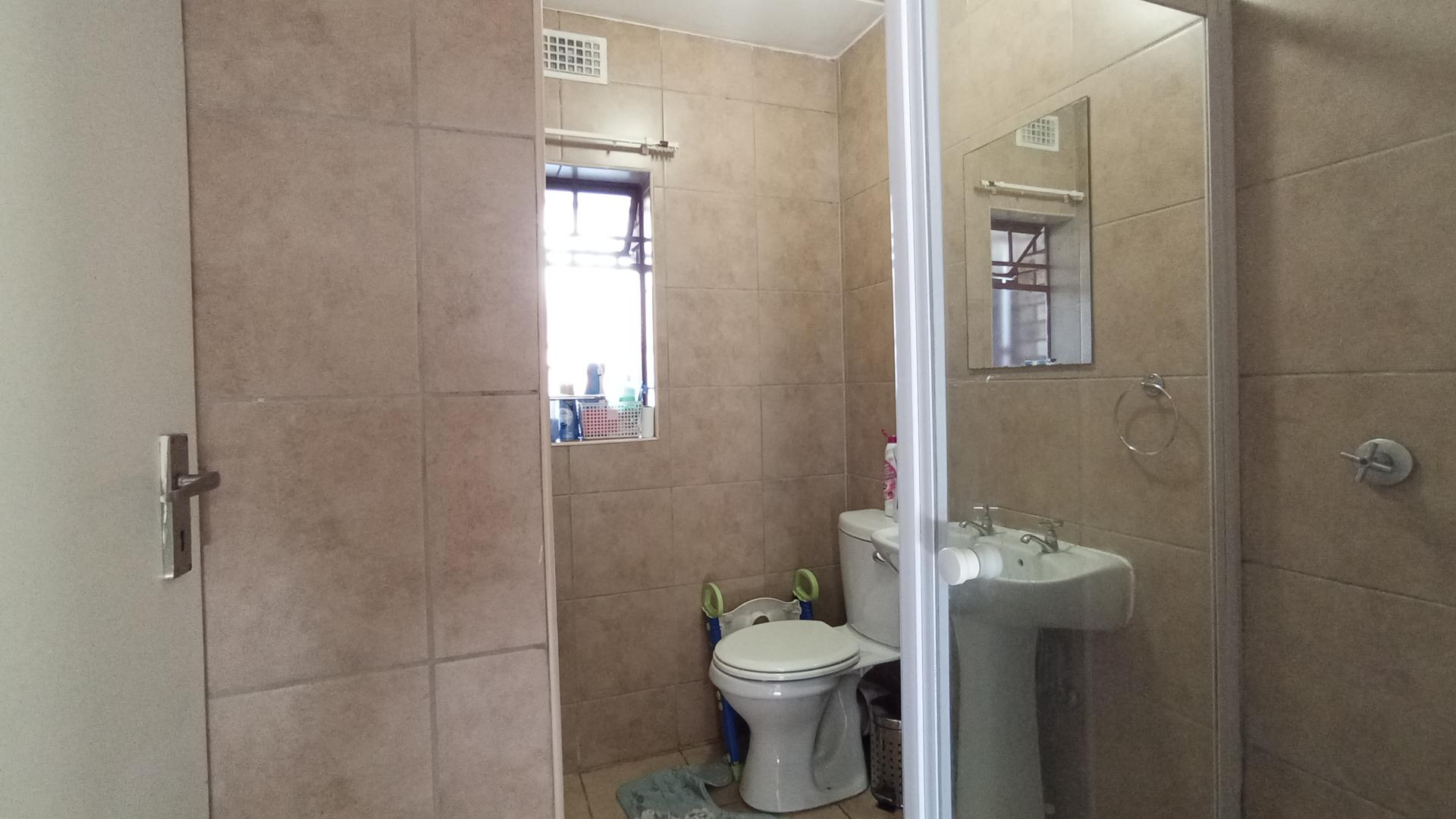 Bathroom 1 - 4 square meters of property in Erand Gardens