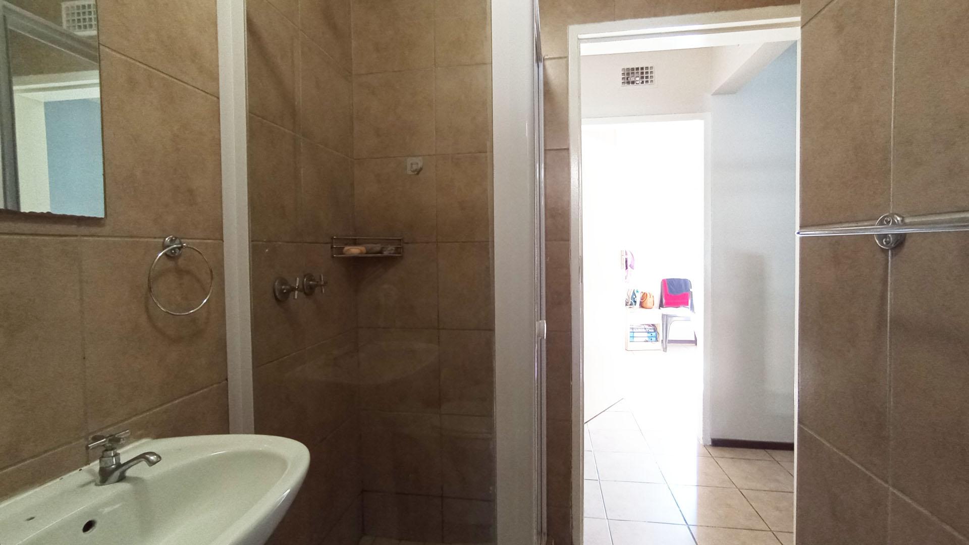 Bathroom 1 - 4 square meters of property in Erand Gardens
