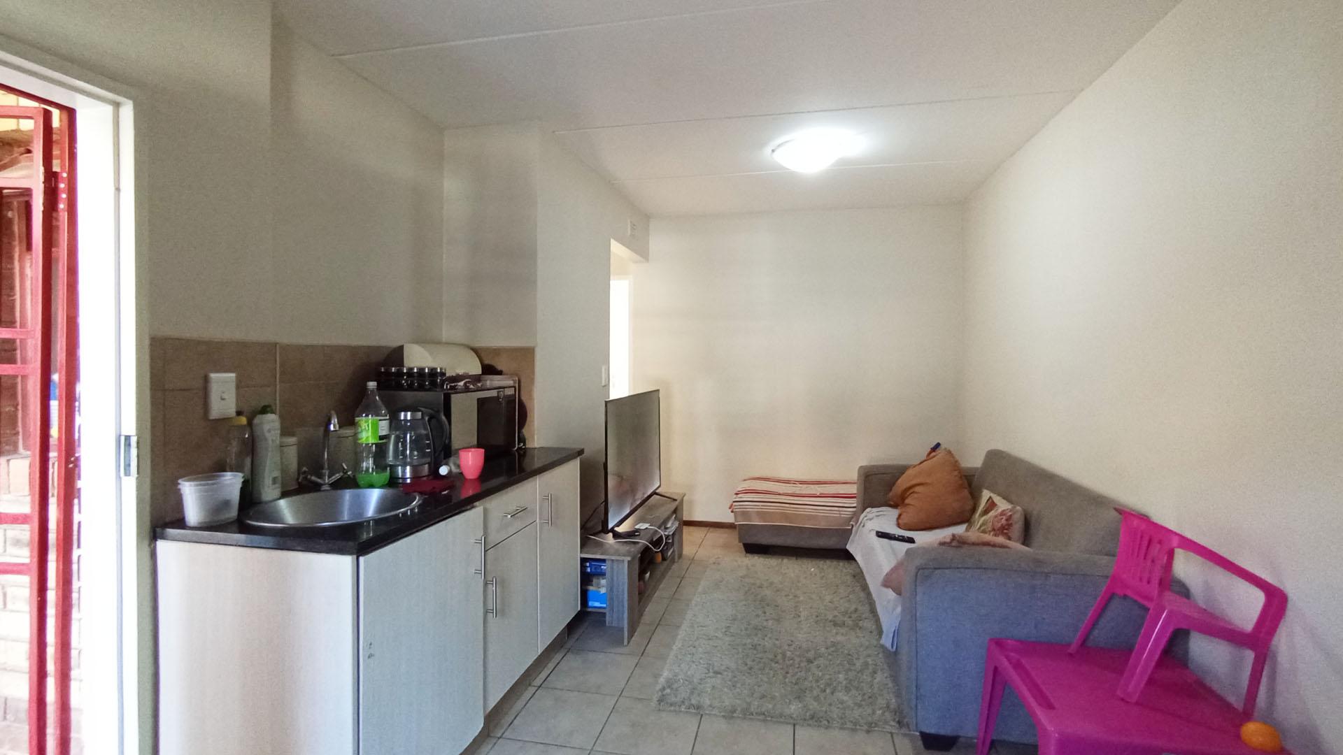 Lounges - 12 square meters of property in Erand Gardens