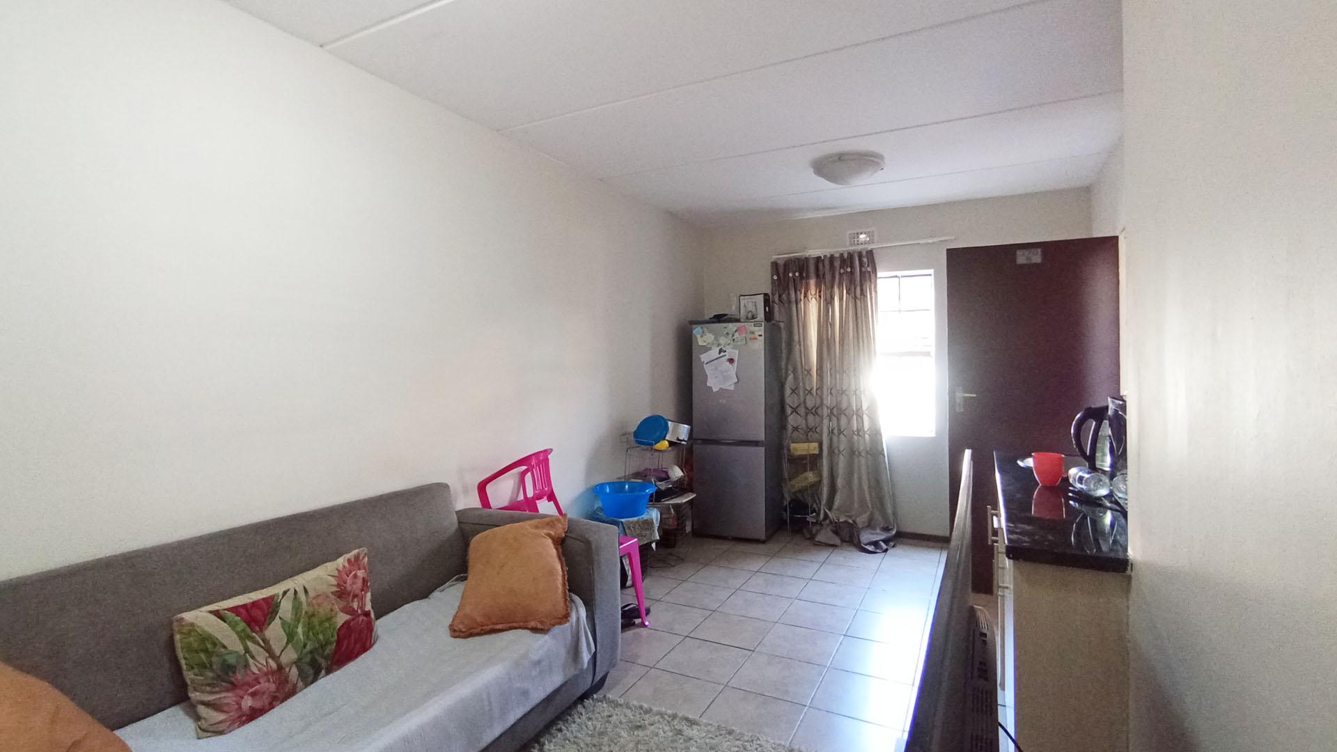 Lounges - 12 square meters of property in Erand Gardens