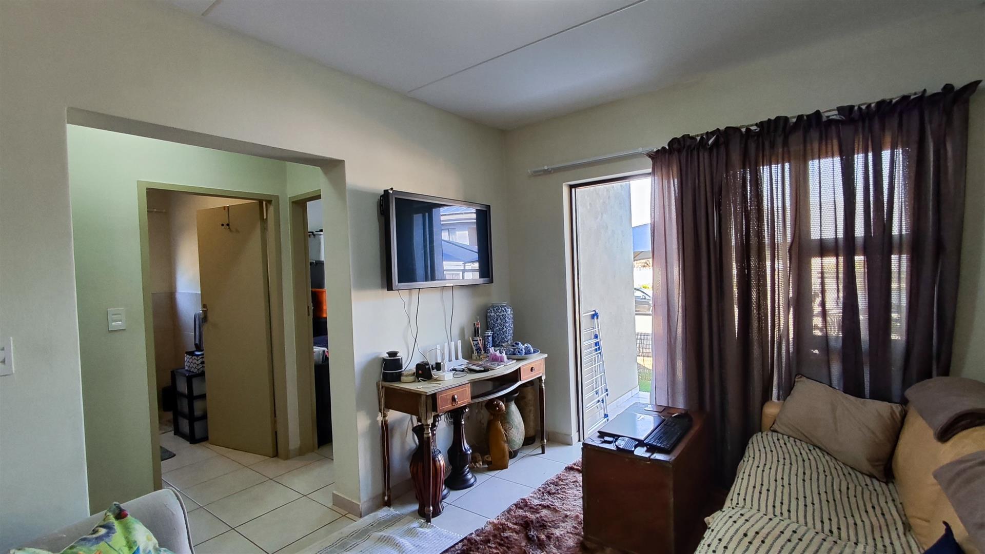 Lounges - 14 square meters of property in Benoni