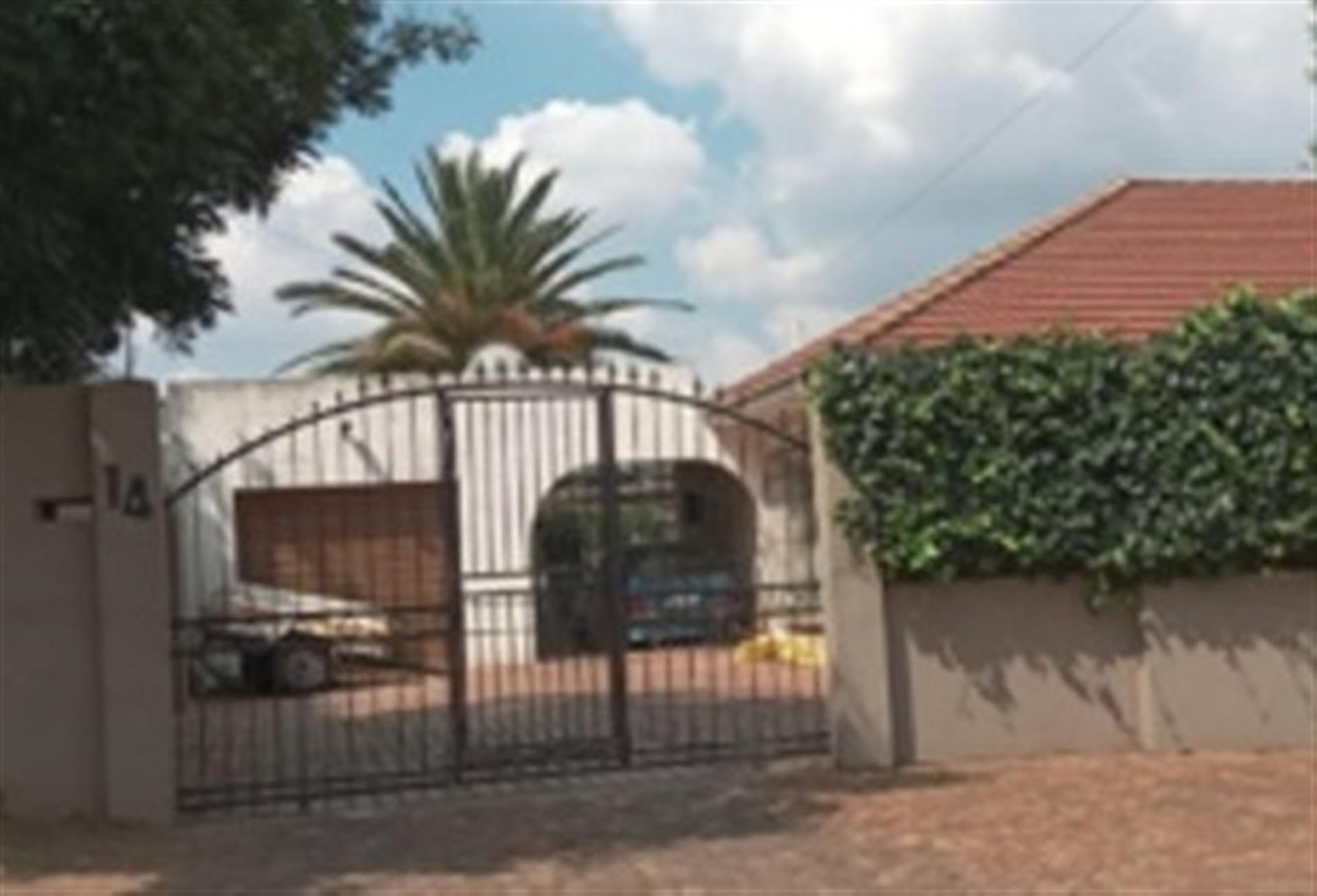 Front View of property in Primrose