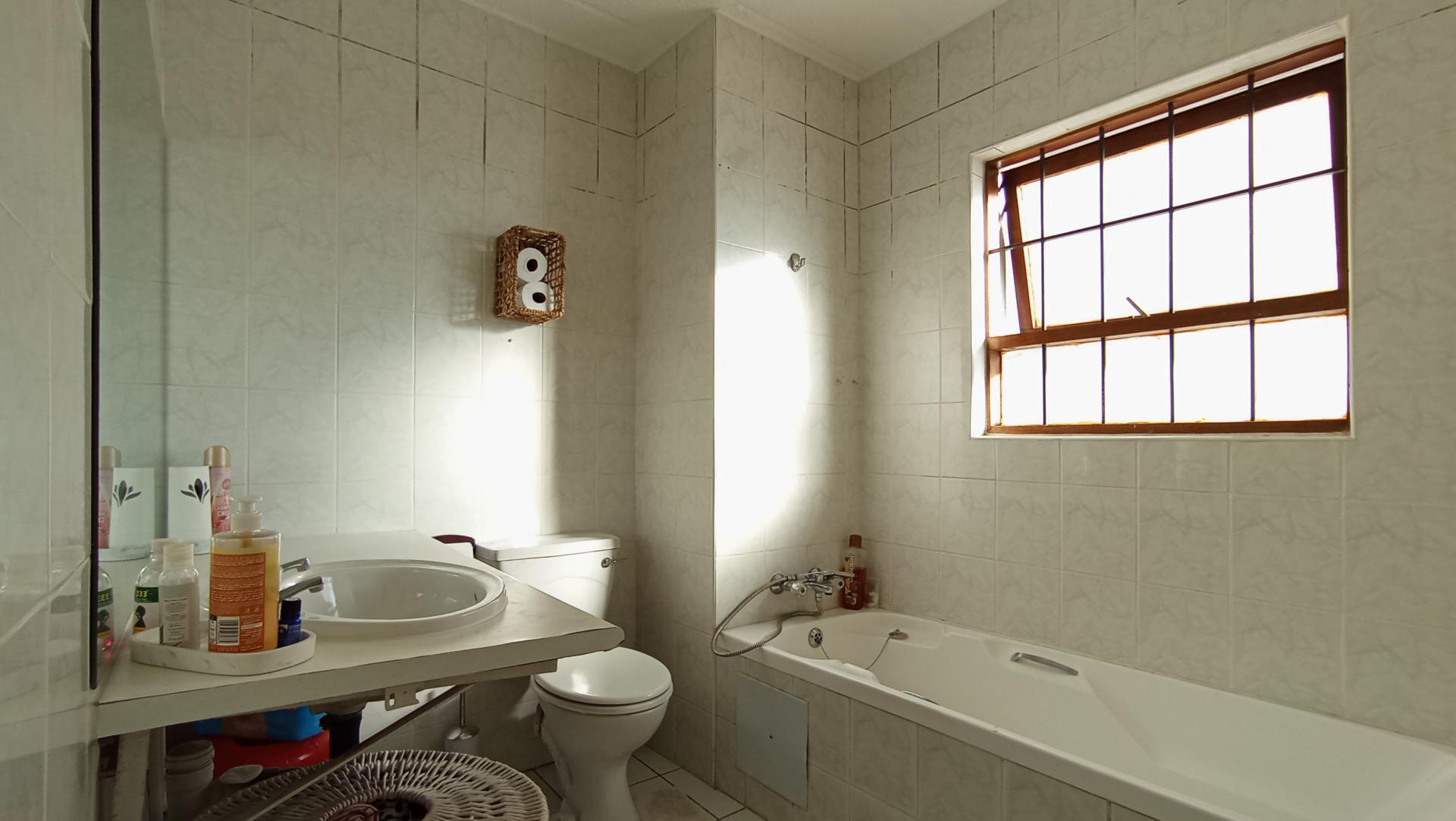 Bathroom 1 - 8 square meters of property in Northcliff