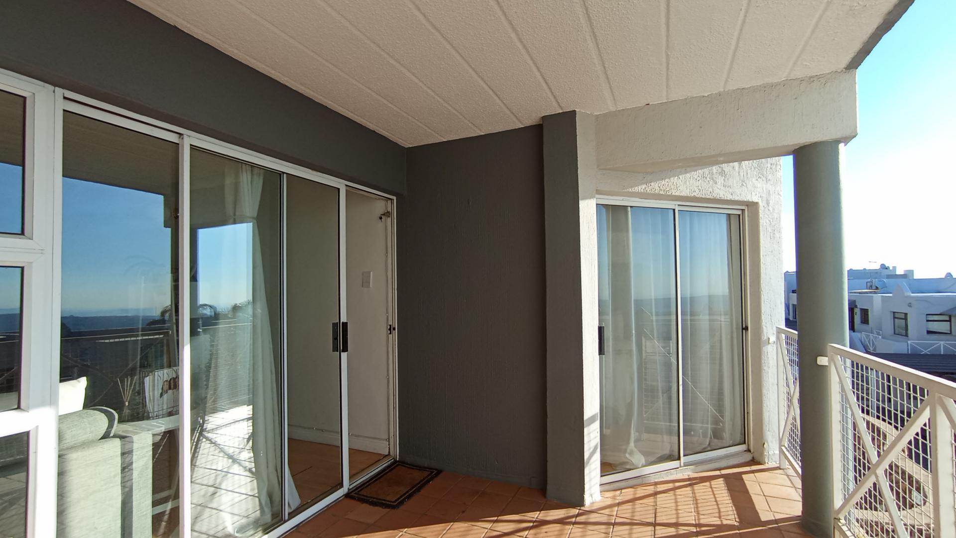 Balcony - 13 square meters of property in Northcliff