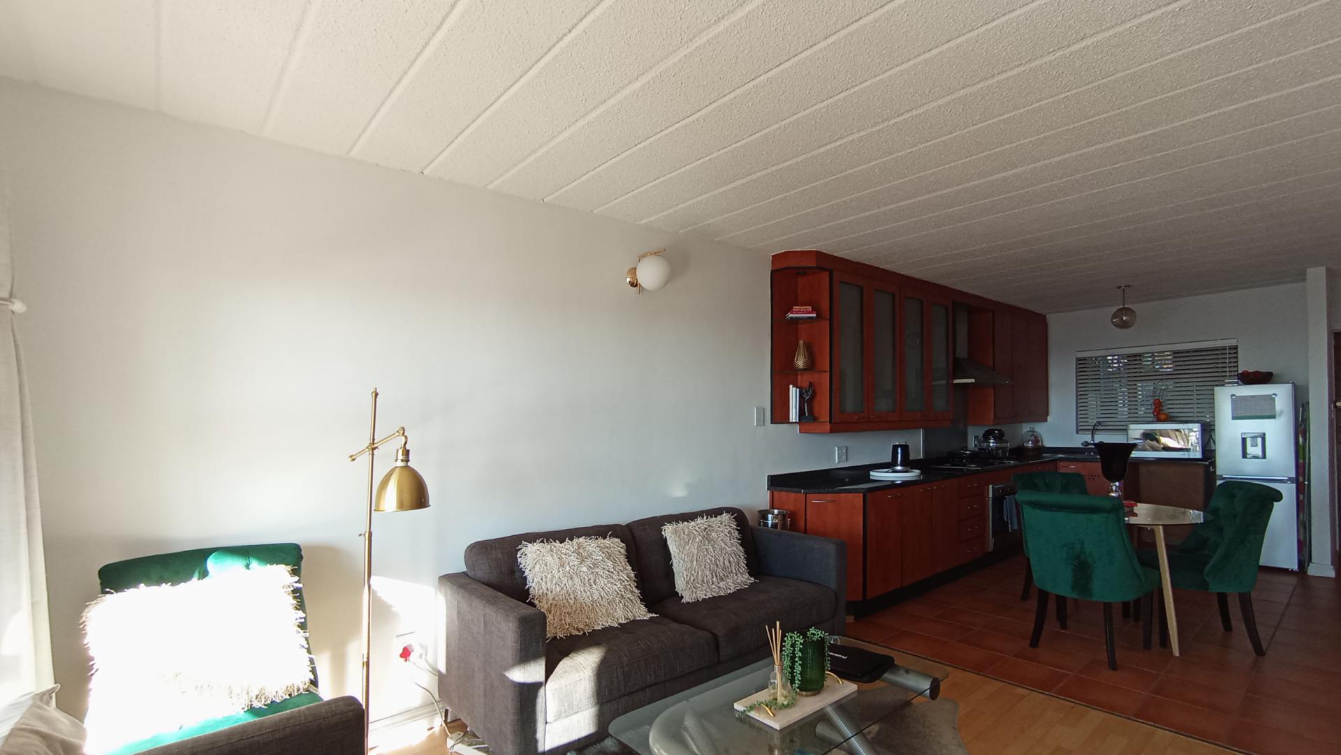 Lounges - 18 square meters of property in Northcliff