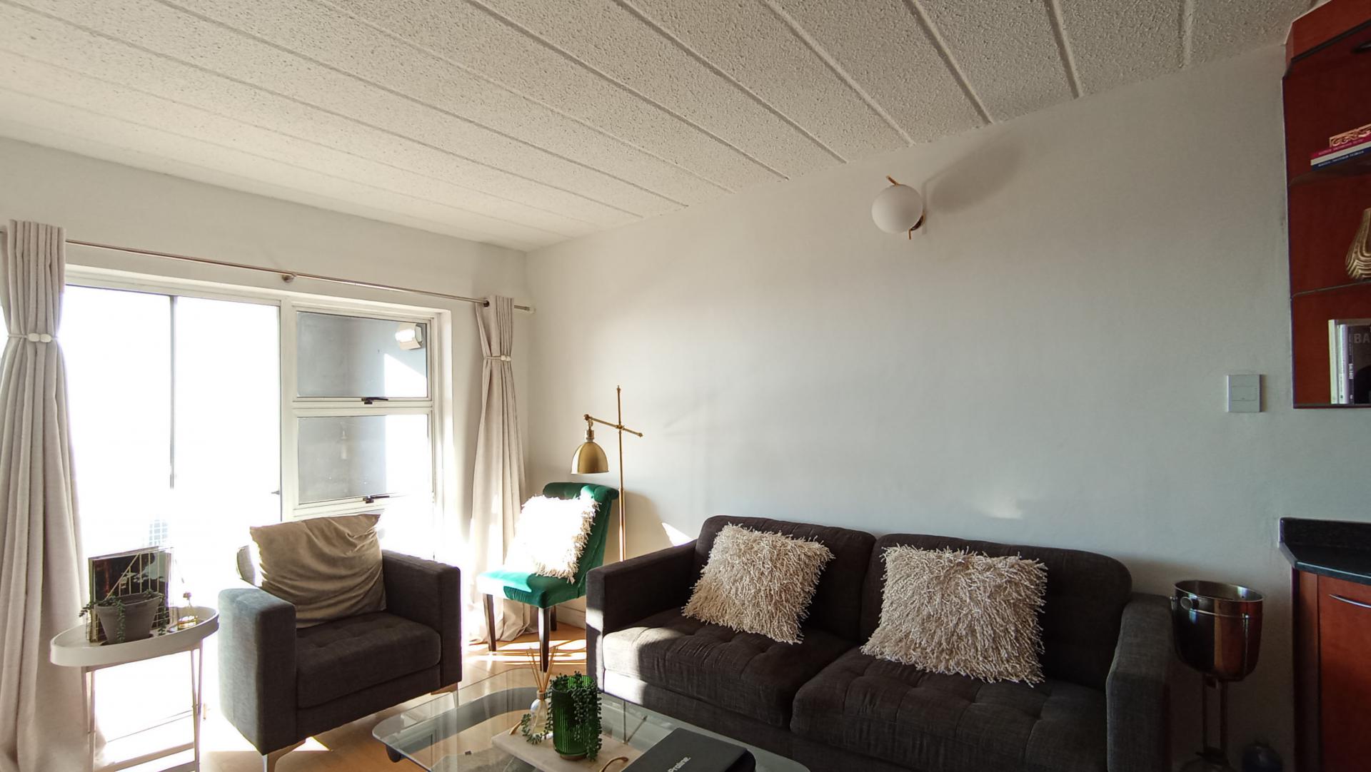 Lounges - 18 square meters of property in Northcliff