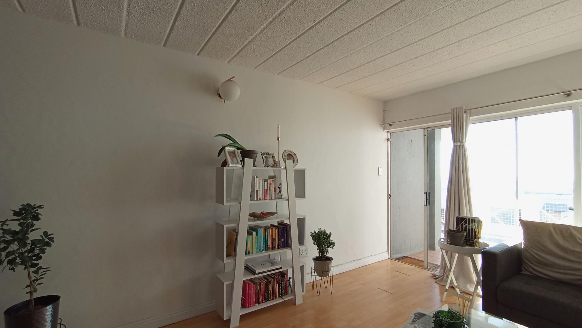 Lounges - 18 square meters of property in Northcliff