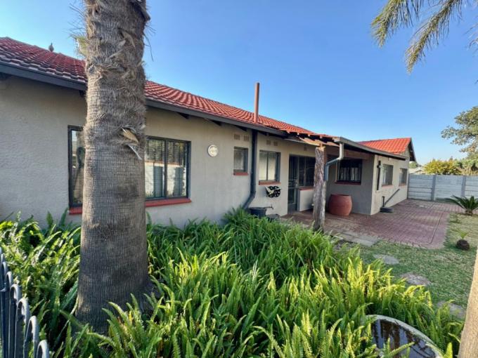 4 Bedroom House for Sale For Sale in Mayberry Park - MR680810