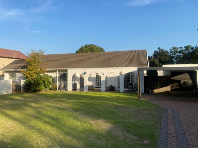 House for Sale For Sale in Brackenhurst - MR680842
