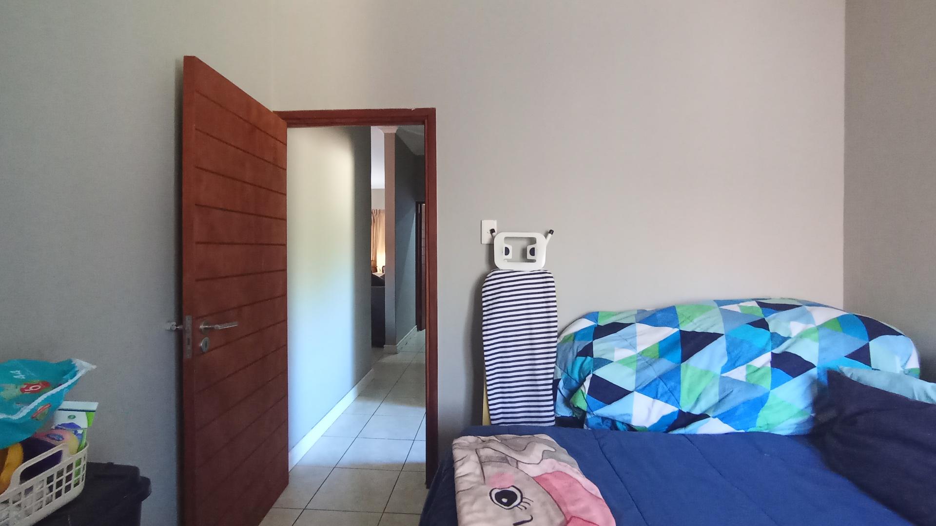 Bed Room 1 - 12 square meters of property in Pretorius Park