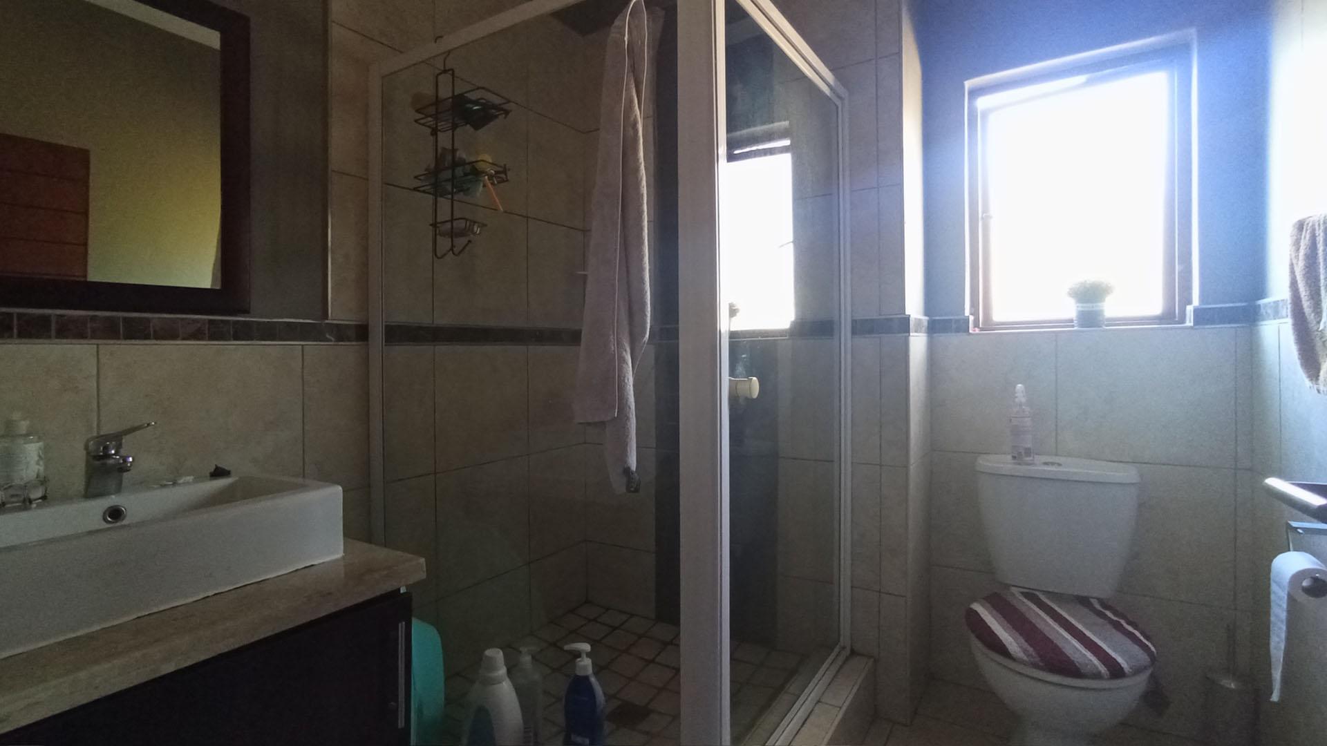 Bathroom 1 - 7 square meters of property in Pretorius Park