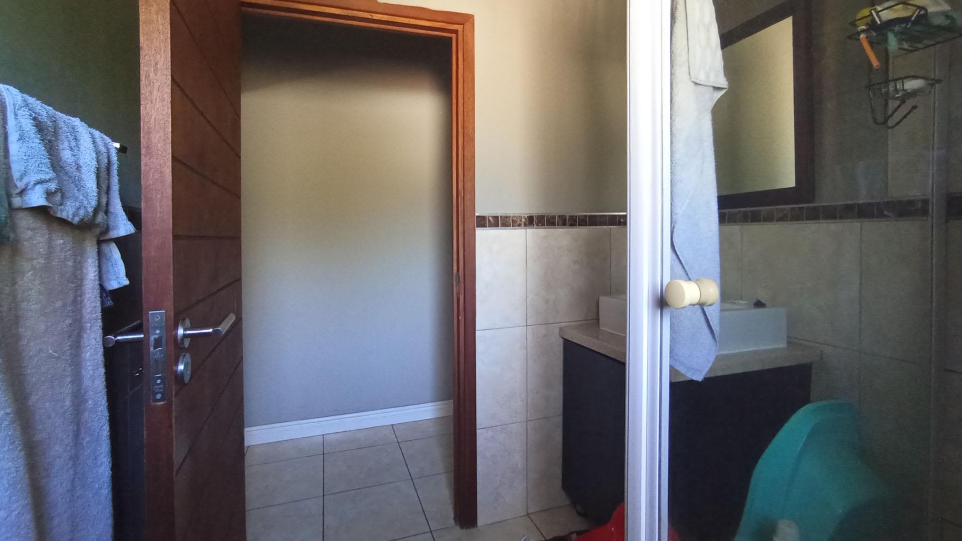 Bathroom 1 - 7 square meters of property in Pretorius Park
