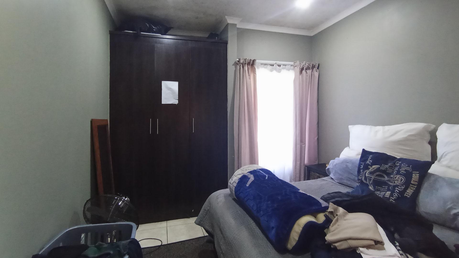 Main Bedroom - 13 square meters of property in Pretorius Park