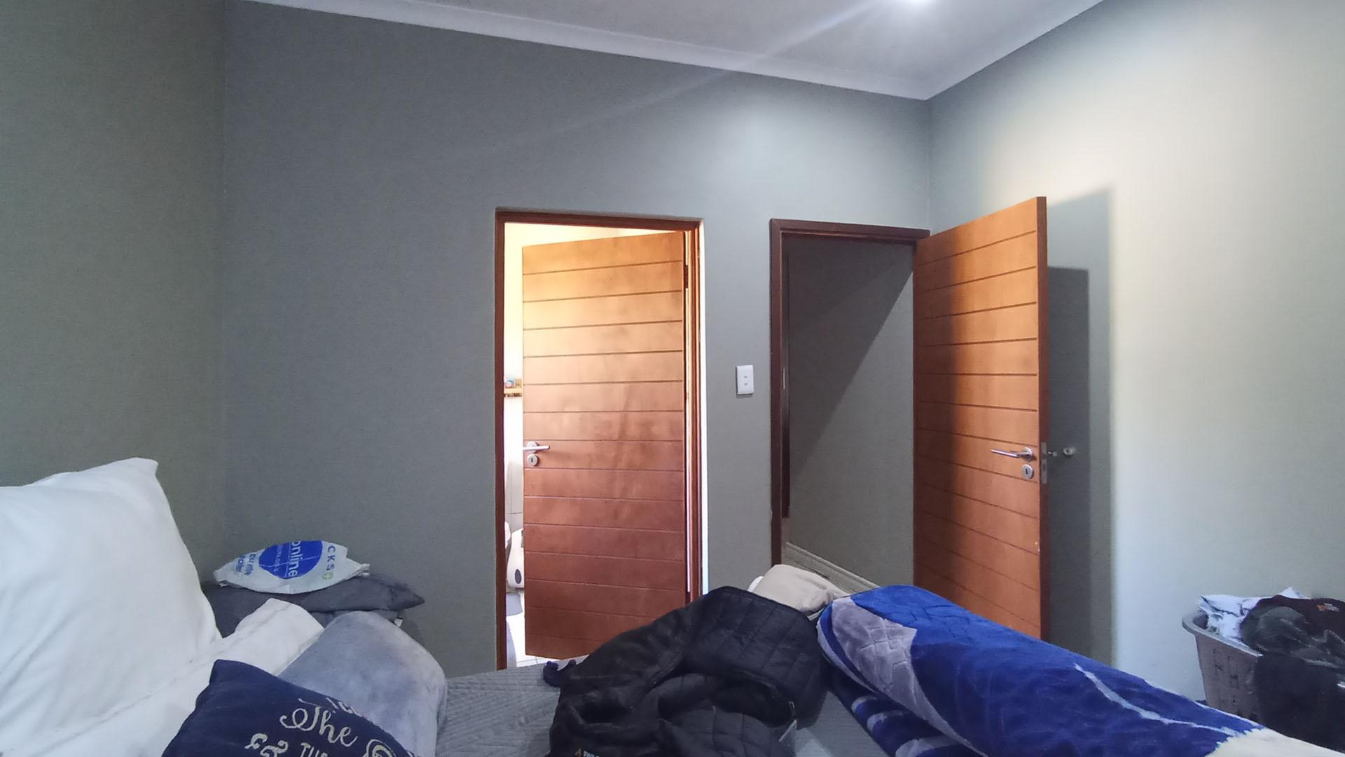 Main Bedroom - 13 square meters of property in Pretorius Park