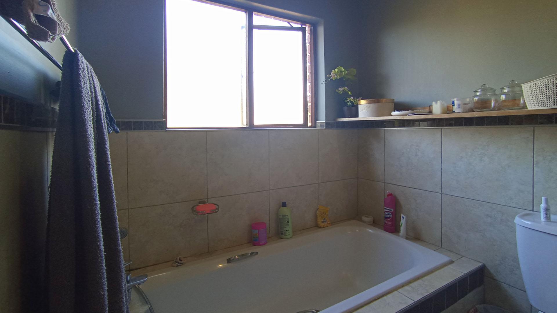 Main Bathroom - 5 square meters of property in Pretorius Park