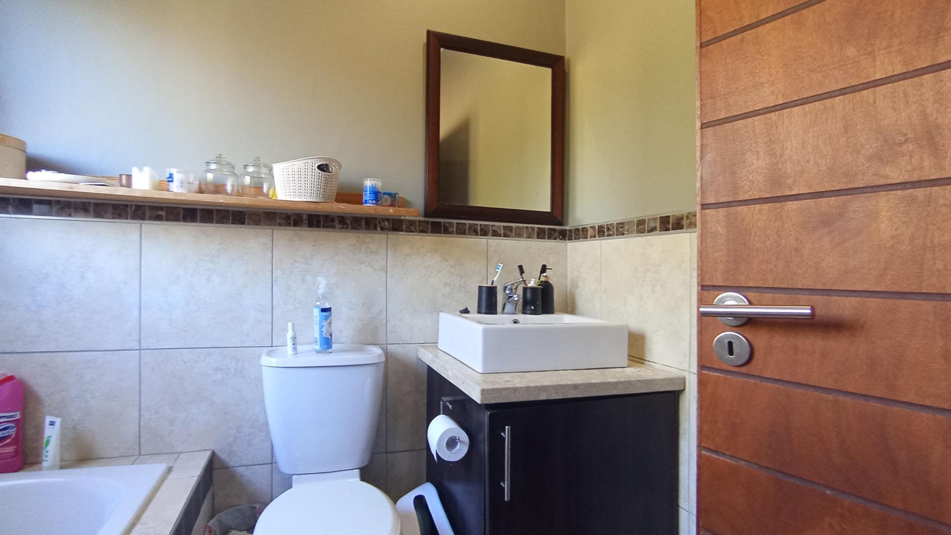Main Bathroom - 5 square meters of property in Pretorius Park