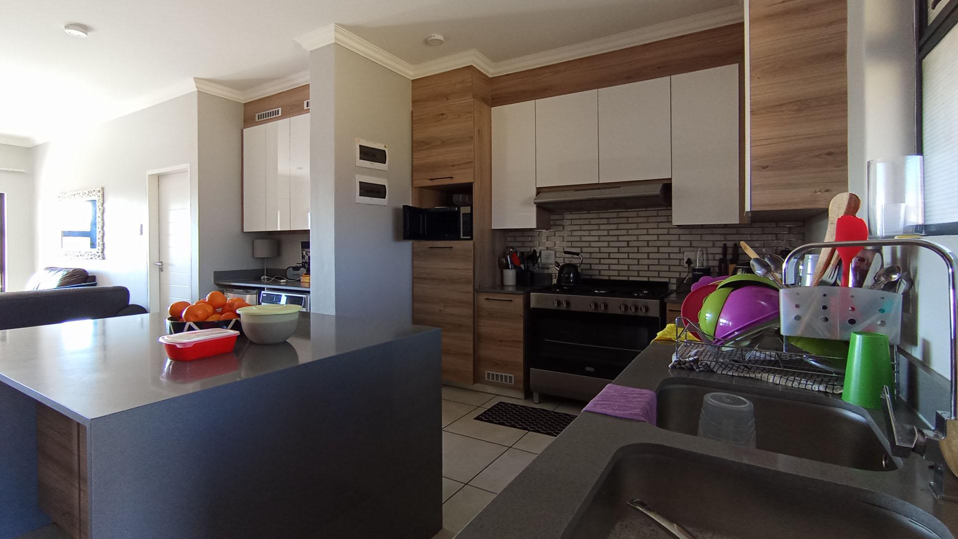 Kitchen - 16 square meters of property in Six Fountains Estate