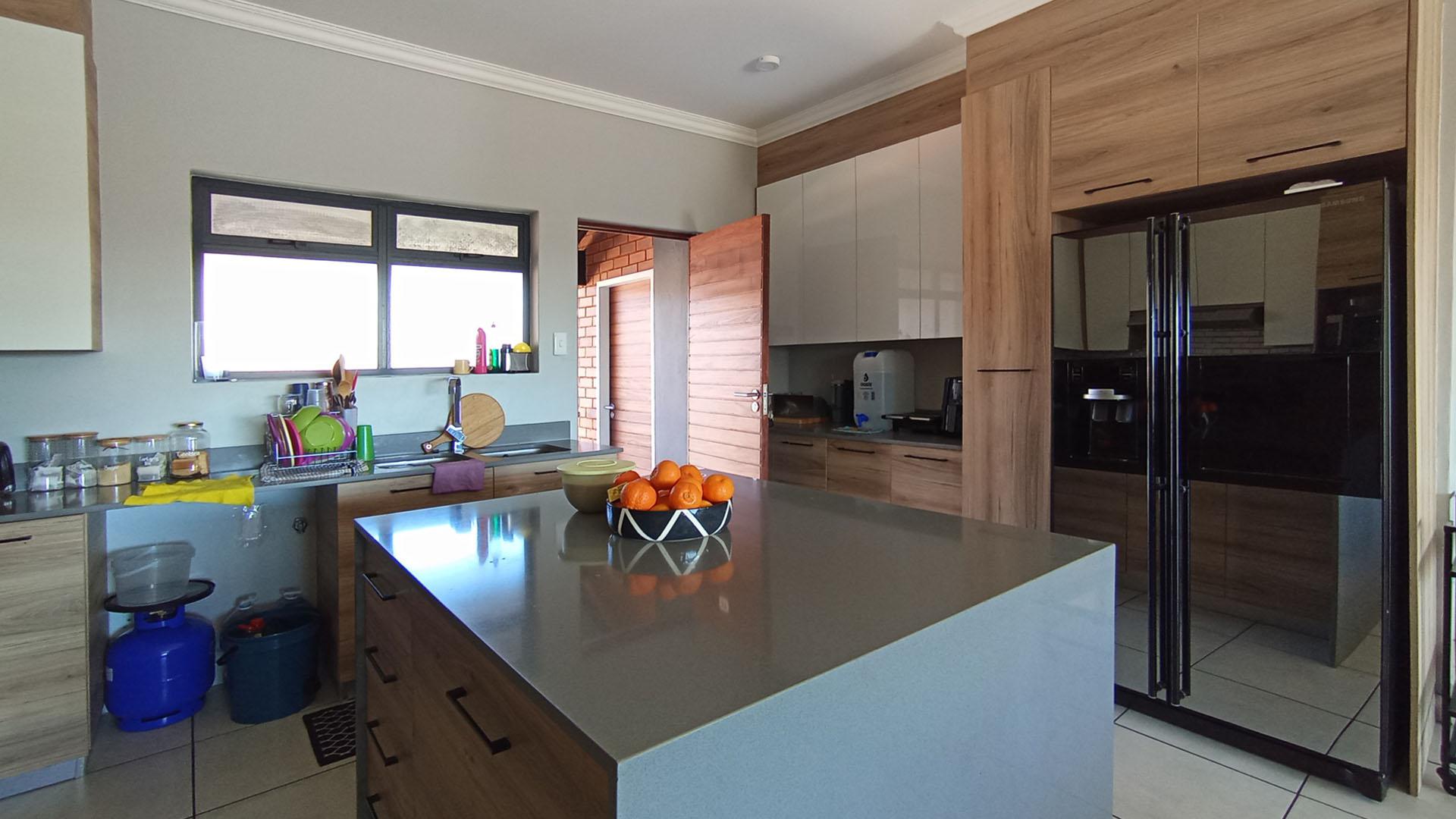 Kitchen - 16 square meters of property in Six Fountains Estate