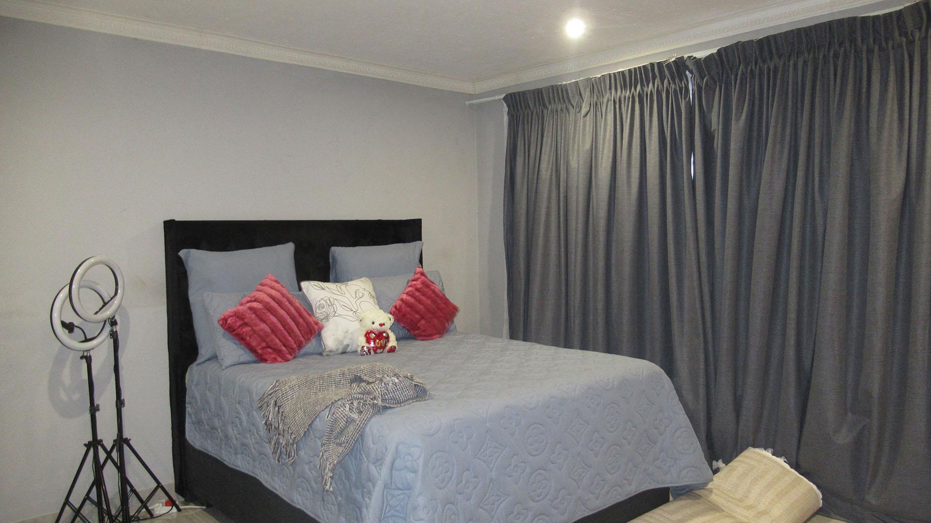 Main Bedroom - 20 square meters of property in Glen Ridge (Gauteng - West)
