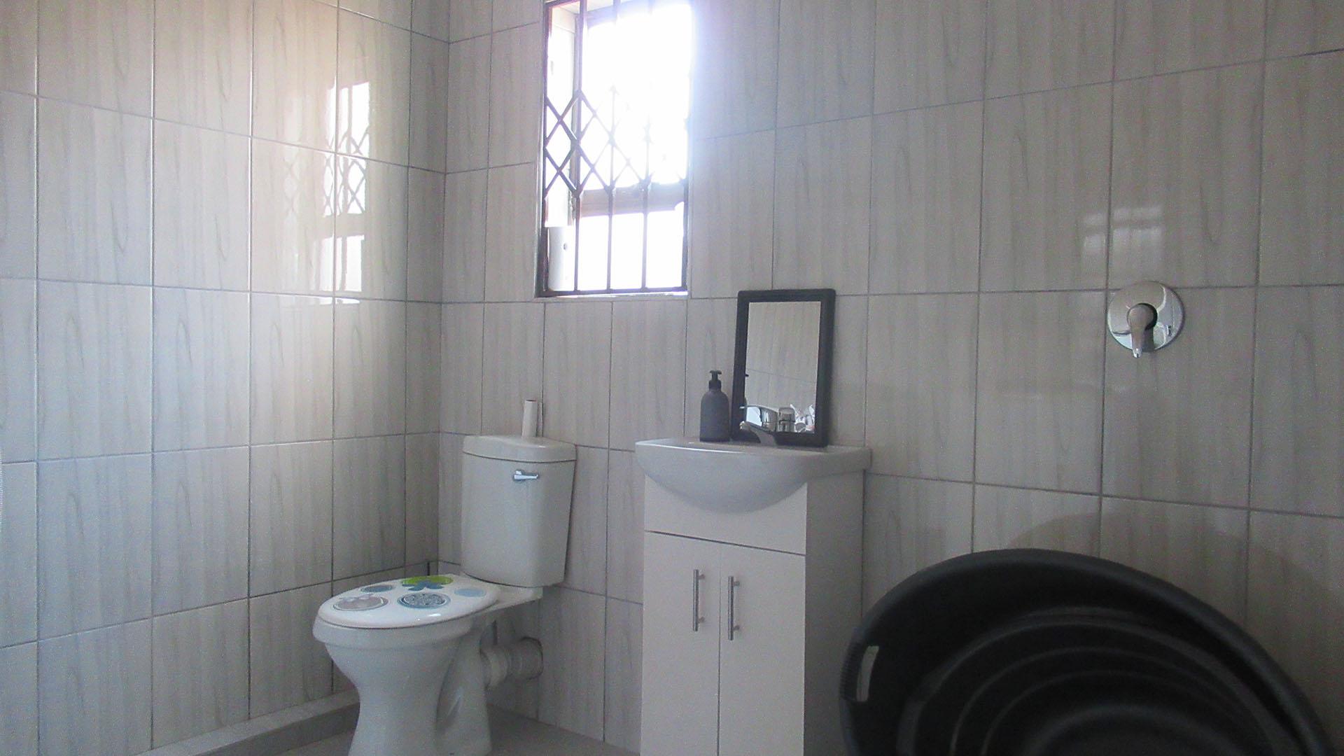 Main Bathroom - 8 square meters of property in Glen Ridge (Gauteng - West)