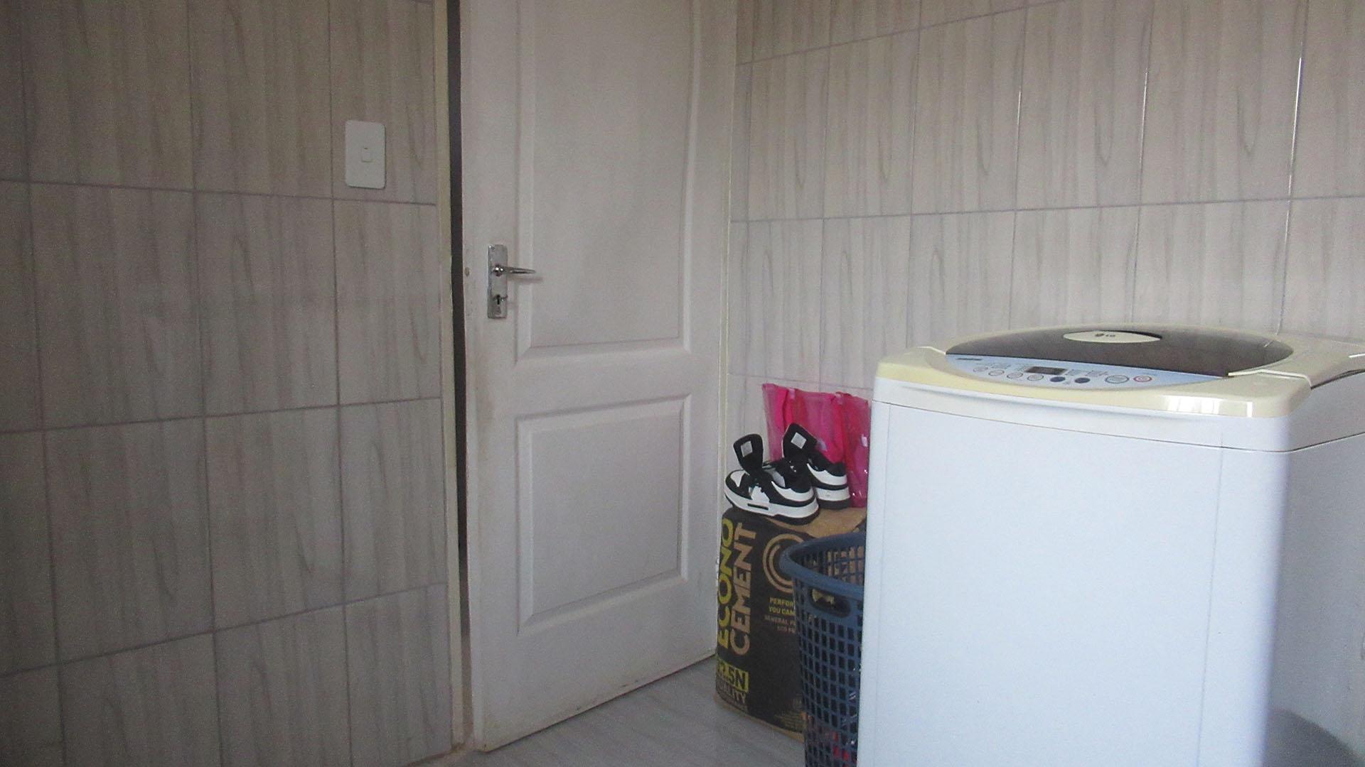 Main Bathroom - 8 square meters of property in Glen Ridge (Gauteng - West)