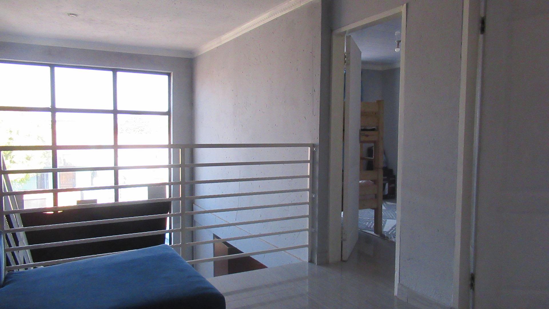 Lounges - 28 square meters of property in Glen Ridge (Gauteng - West)