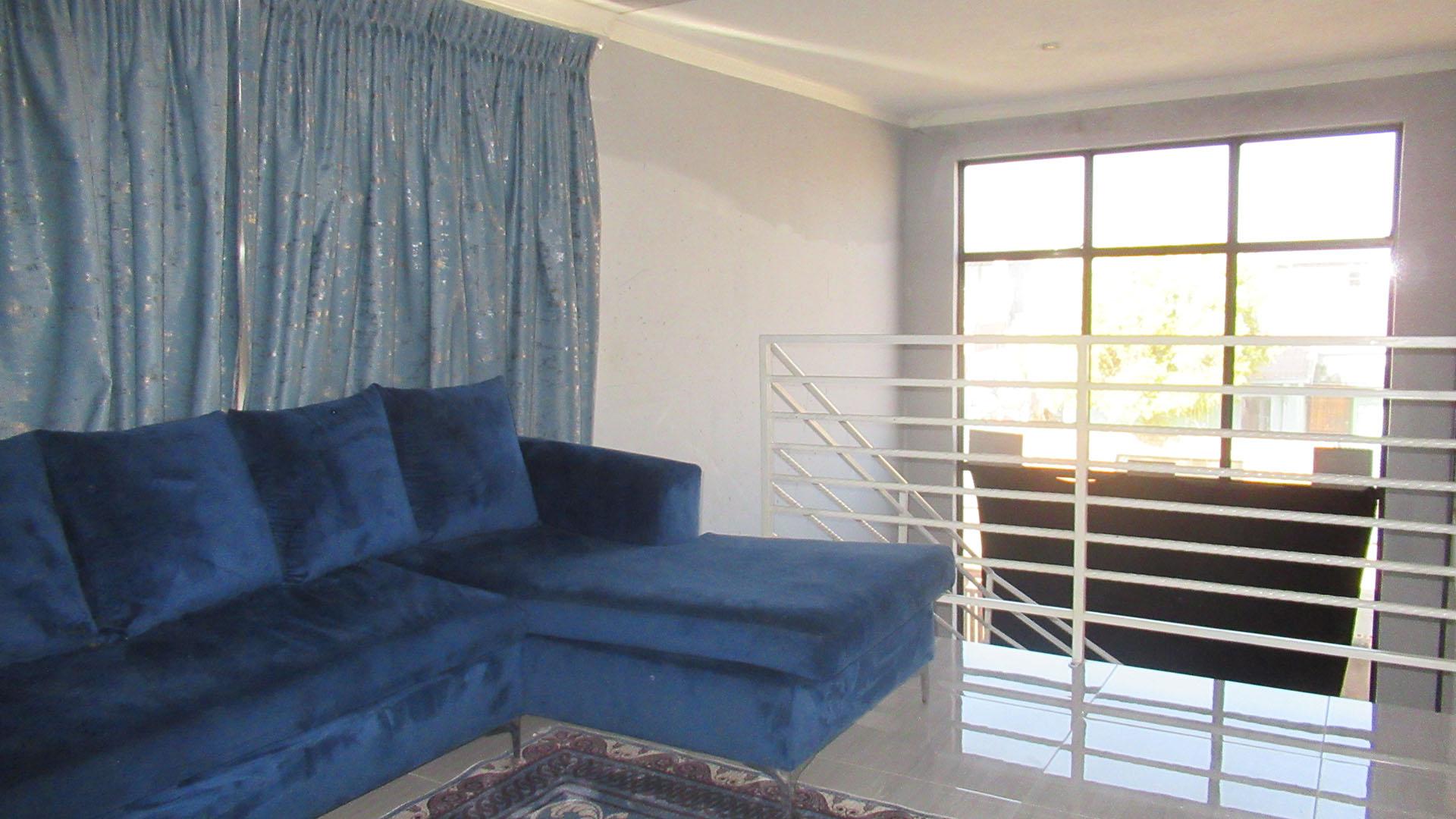 Lounges - 28 square meters of property in Glen Ridge (Gauteng - West)