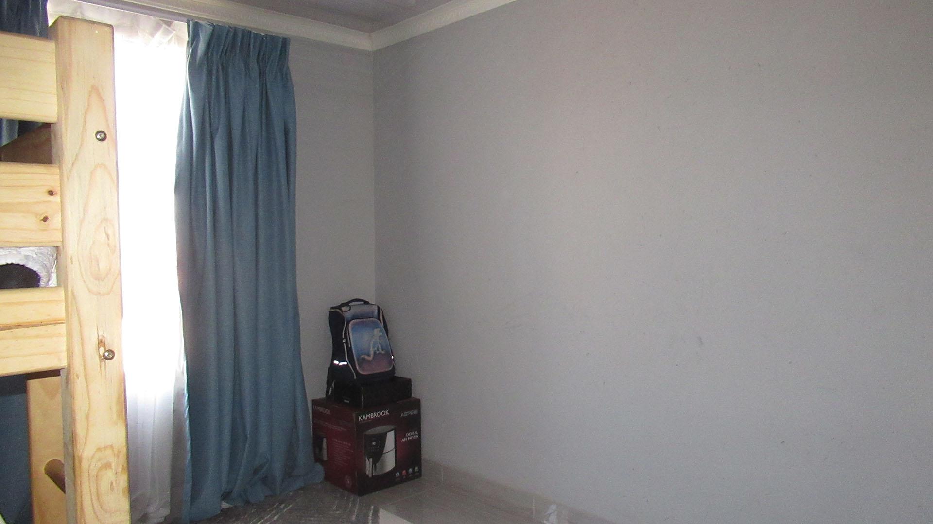 Bed Room 1 - 10 square meters of property in Glen Ridge (Gauteng - West)