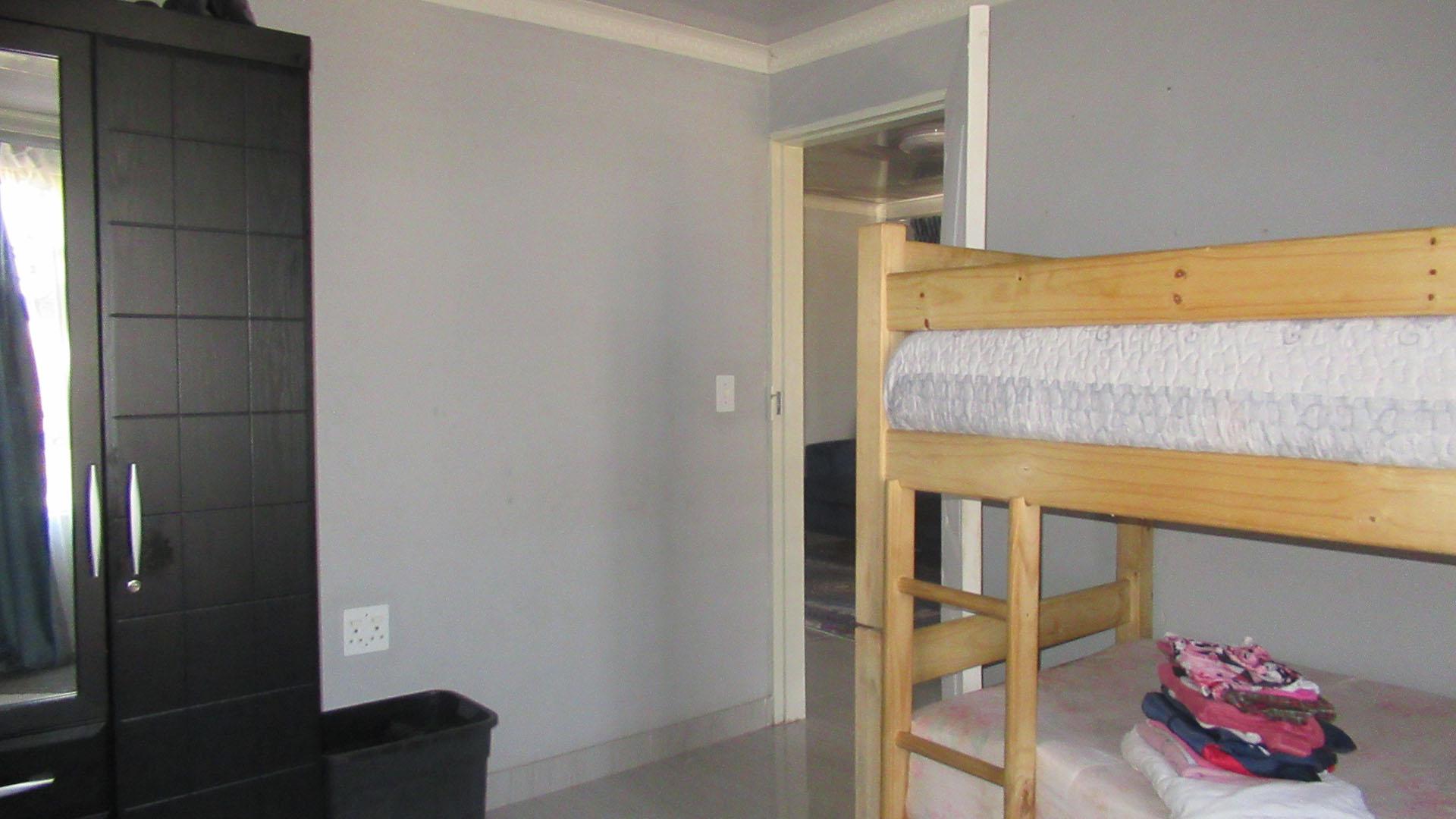 Bed Room 1 - 10 square meters of property in Glen Ridge (Gauteng - West)