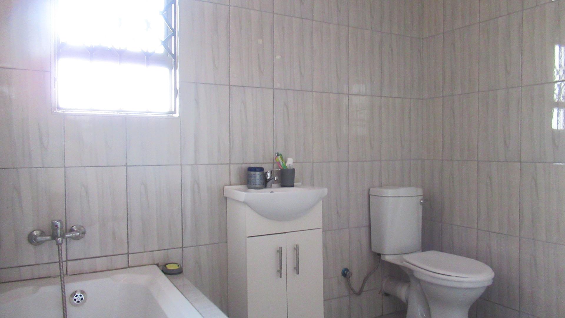 Bathroom 1 - 10 square meters of property in Glen Ridge (Gauteng - West)