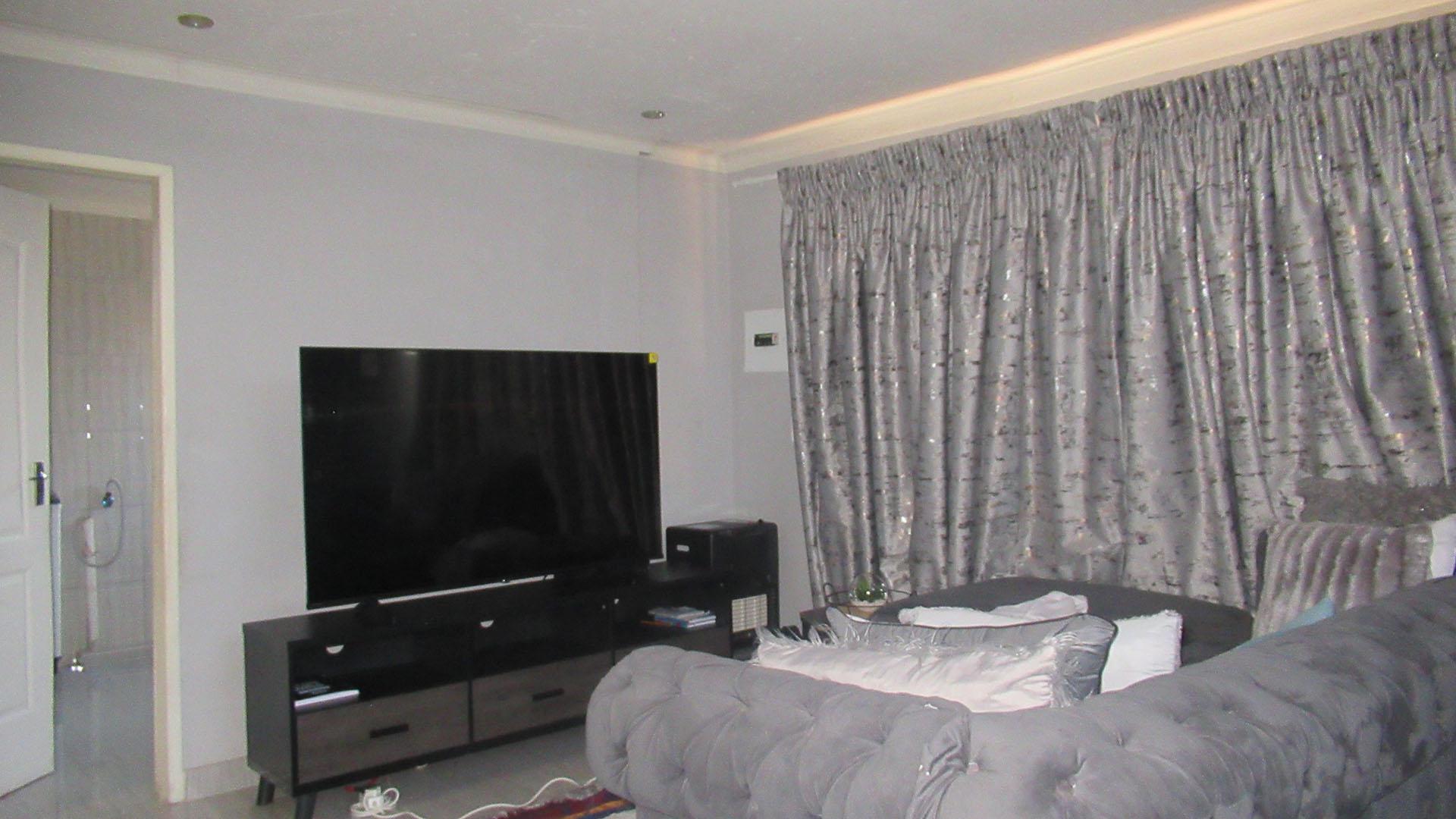 Lounges - 28 square meters of property in Glen Ridge (Gauteng - West)