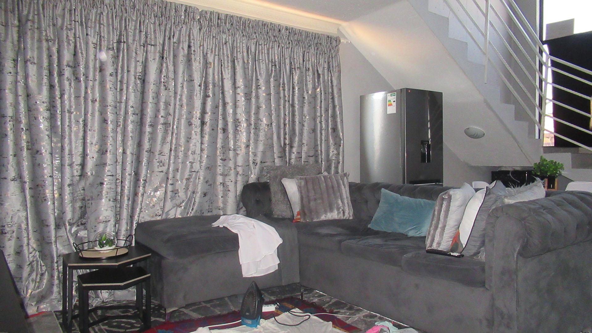 Lounges - 28 square meters of property in Glen Ridge (Gauteng - West)