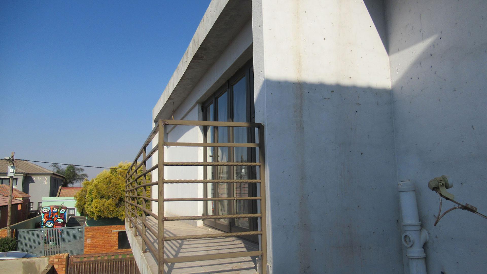 Balcony - 21 square meters of property in Glen Ridge (Gauteng - West)