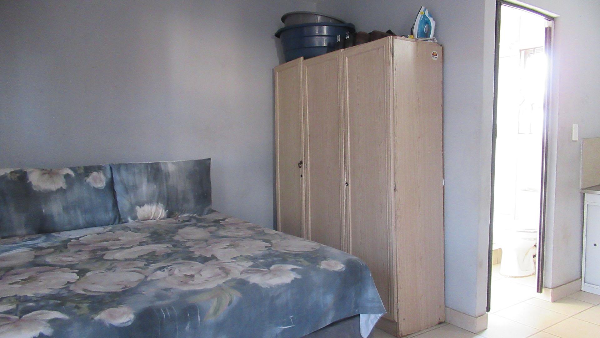 Flatlet - 83 square meters of property in Glen Ridge (Gauteng - West)