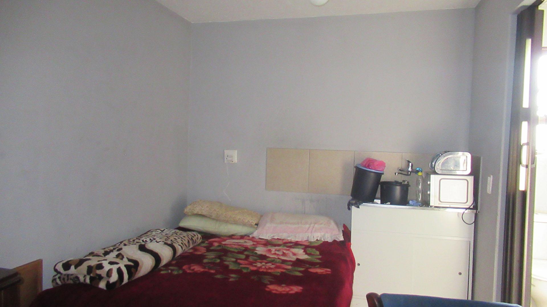 Flatlet - 83 square meters of property in Glen Ridge (Gauteng - West)