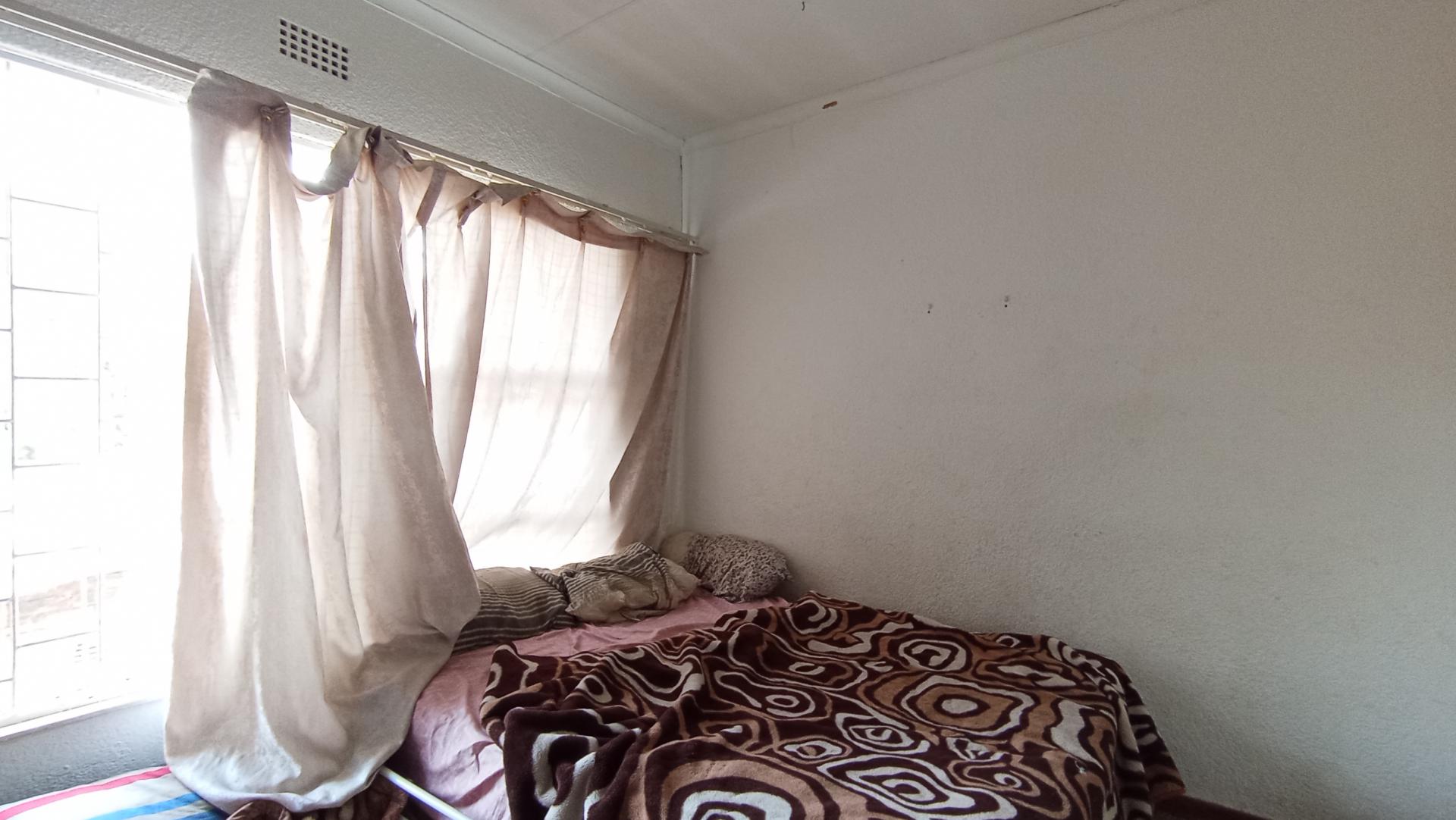 Bed Room 1 - 13 square meters of property in Windsor West