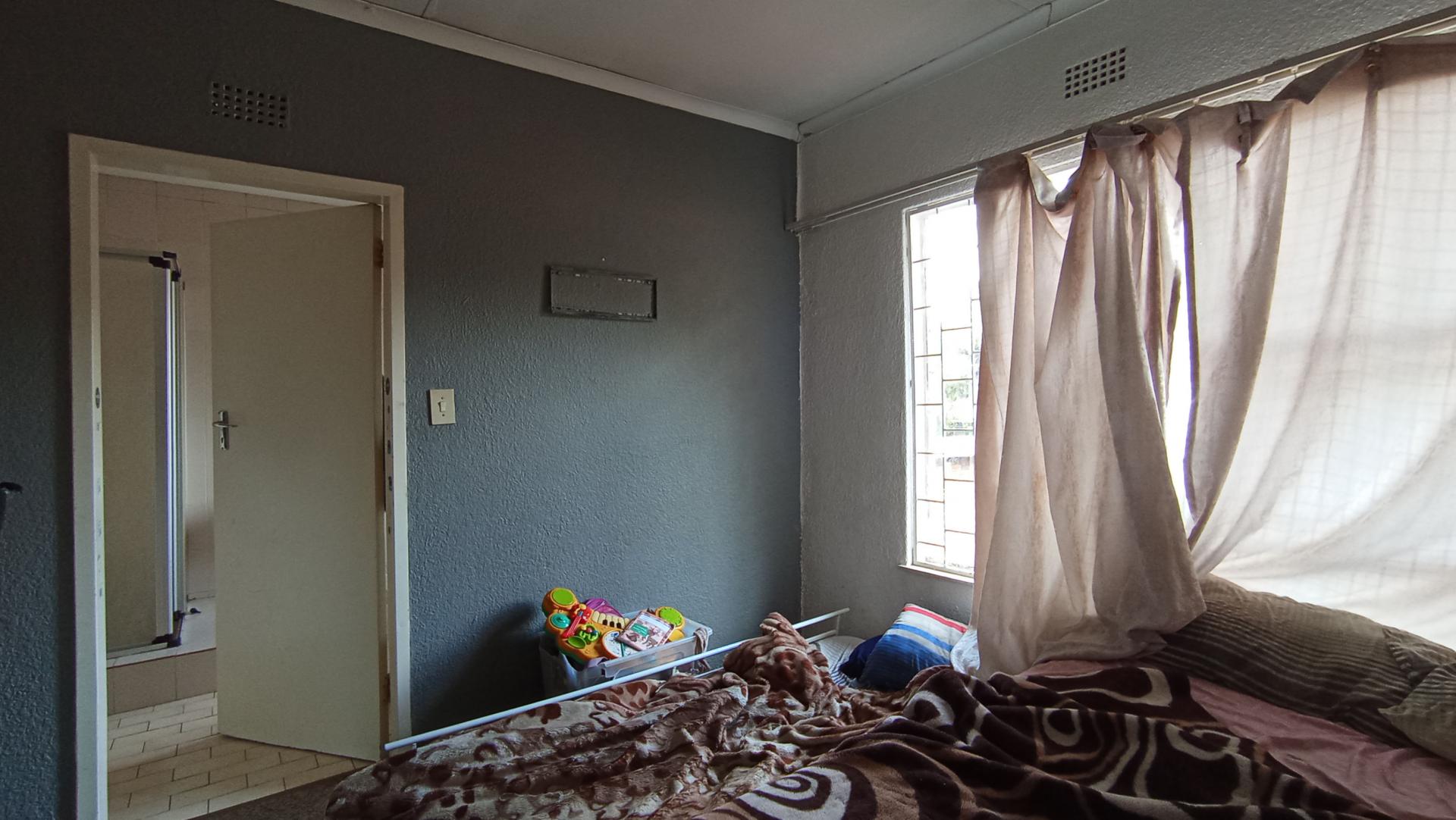 Bed Room 1 - 13 square meters of property in Windsor West