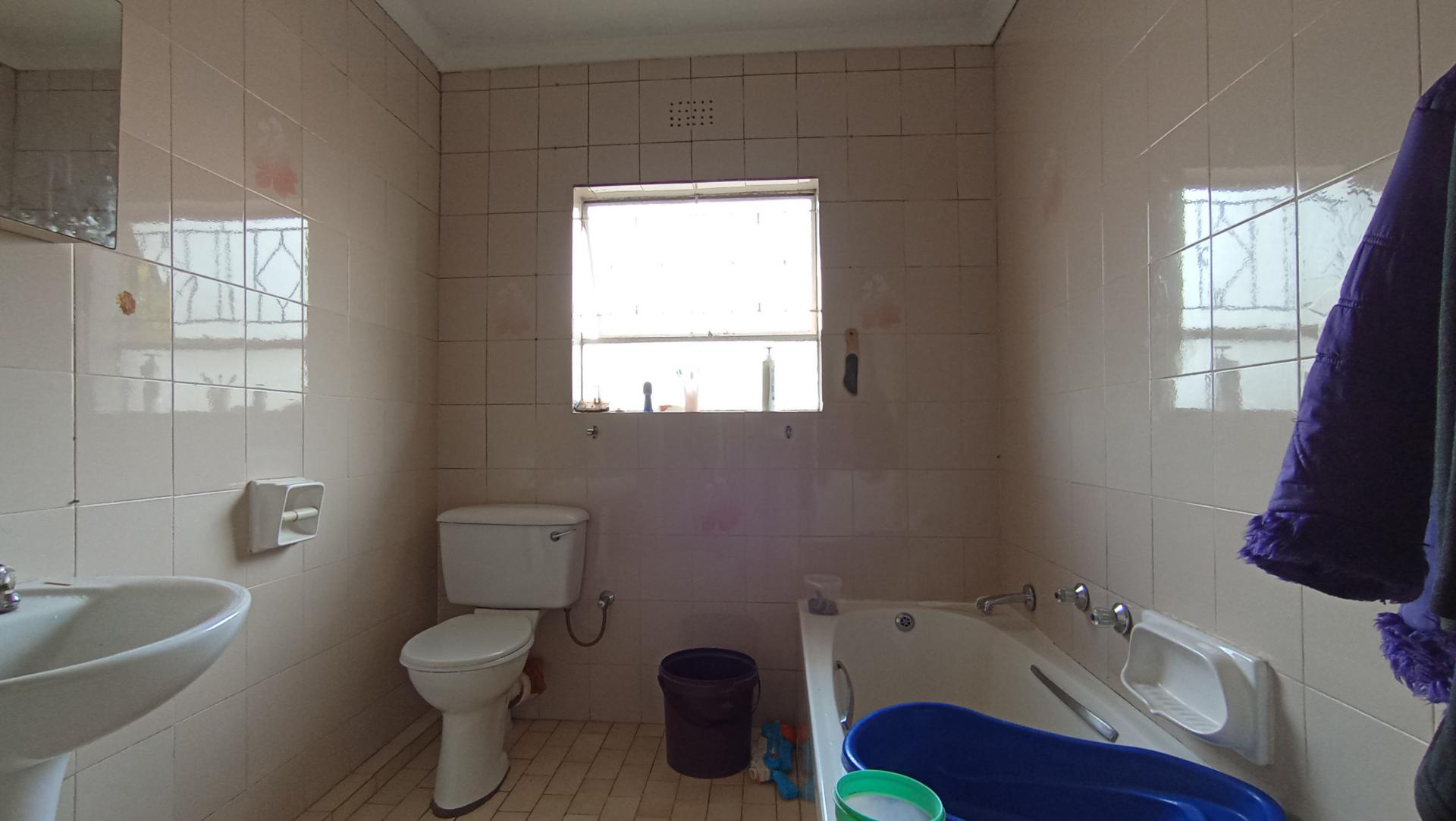 Bathroom 1 - 9 square meters of property in Windsor West