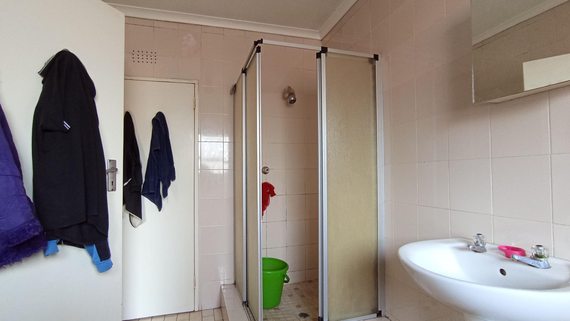 Bathroom 1 - 9 square meters of property in Windsor West