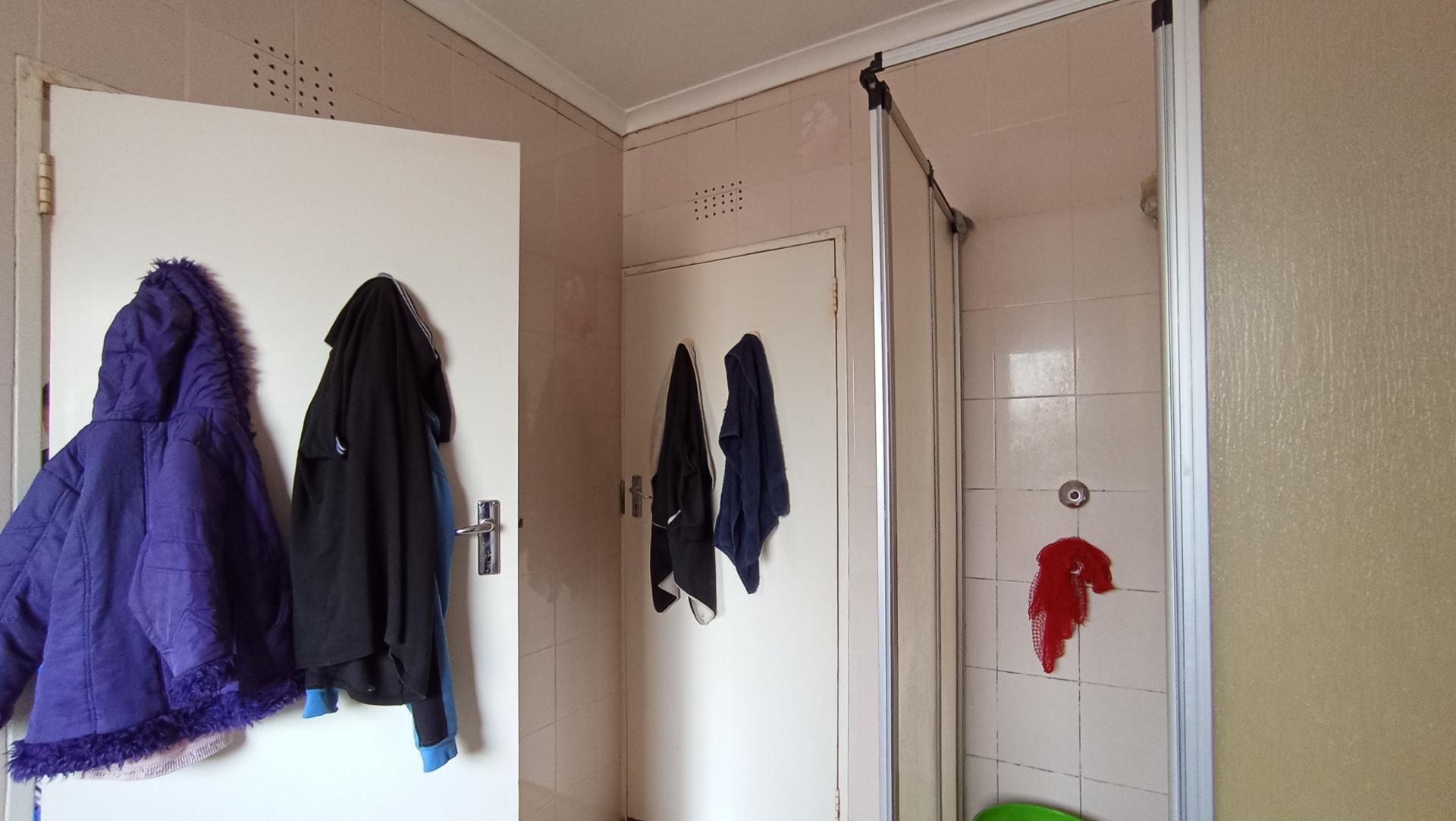 Bathroom 1 - 9 square meters of property in Windsor West